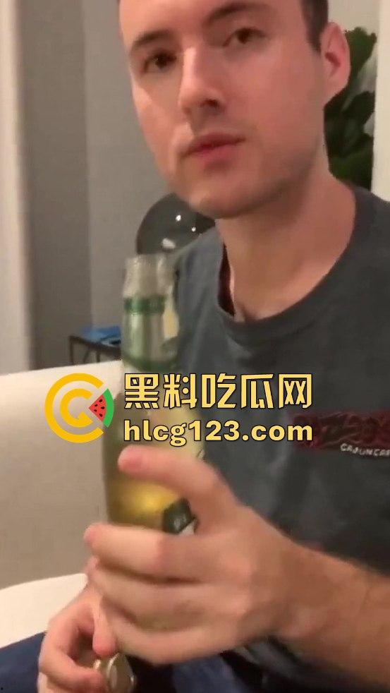 老外攻略极品人妻无套内射,精液流出来了还笑着下厨?这绿帽真是带得稳!-1
