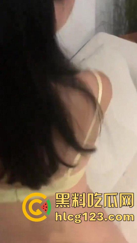 老外攻略极品人妻无套内射,精液流出来了还笑着下厨?这绿帽真是带得稳!-7