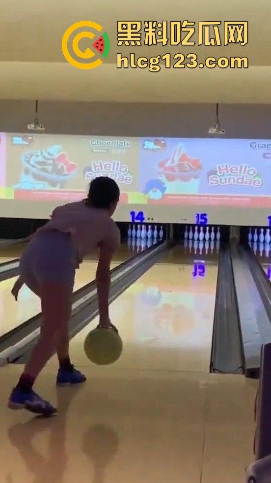 老外攻略极品人妻无套内射,精液流出来了还笑着下厨?这绿帽真是带得稳!-11