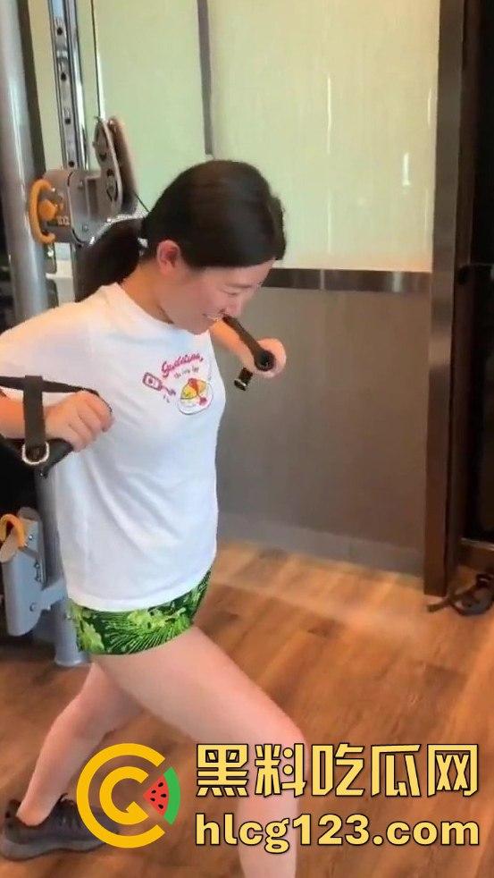 老外攻略极品人妻无套内射,精液流出来了还笑着下厨?这绿帽真是带得稳!-12