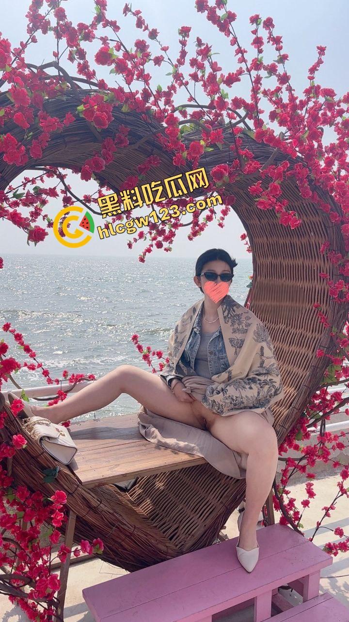 极品人妻被金主包养拍不雅露出片,公园掰穴超市自慰厕所舔脚,潮喷暴操这下老公还能装看不见?-1