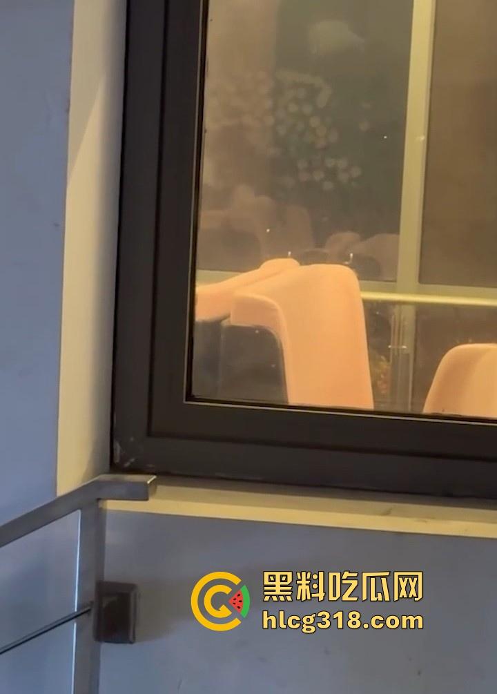 武汉生物工程学院社团师姐【林鹤敏】跟学长男友性爱爆发在二楼食堂直接开炮,被学弟偷拍曝光!-3