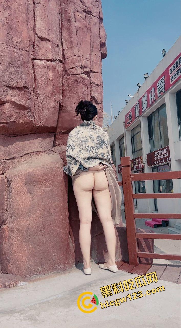 极品人妻被金主包养拍不雅露出片,公园掰穴超市自慰厕所舔脚,潮喷暴操这下老公还能装看不见?-2