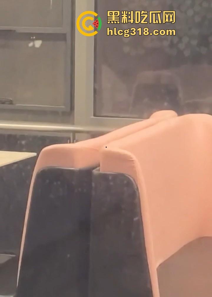 武汉生物工程学院社团师姐【林鹤敏】跟学长男友性爱爆发在二楼食堂直接开炮,被学弟偷拍曝光!-4