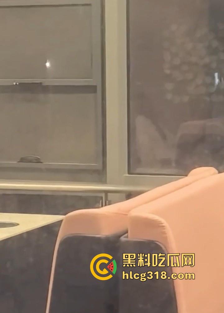 武汉生物工程学院社团师姐【林鹤敏】跟学长男友性爱爆发在二楼食堂直接开炮,被学弟偷拍曝光!-5