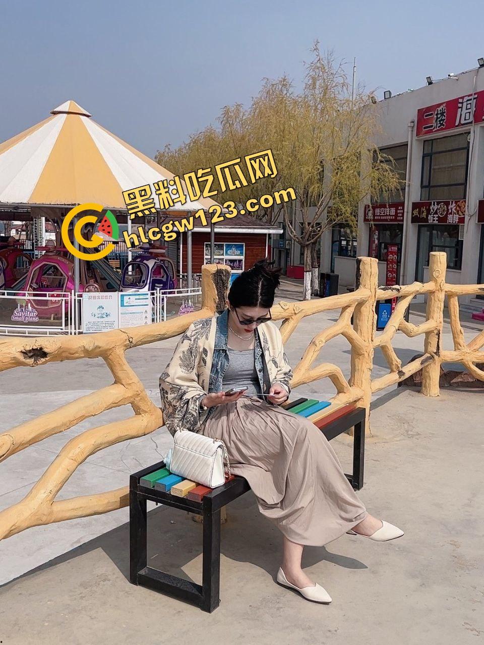 极品人妻被金主包养拍不雅露出片,公园掰穴超市自慰厕所舔脚,潮喷暴操这下老公还能装看不见?-3