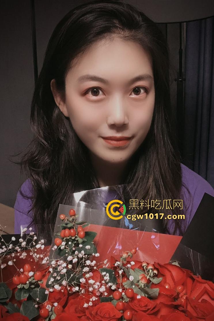 从小被宠大的女神遇到老公大鸡巴也会害羞,口交含到满脸潮红,后入大屁股被啪出红手印,刚结婚完想怎么操就怎么操!-1