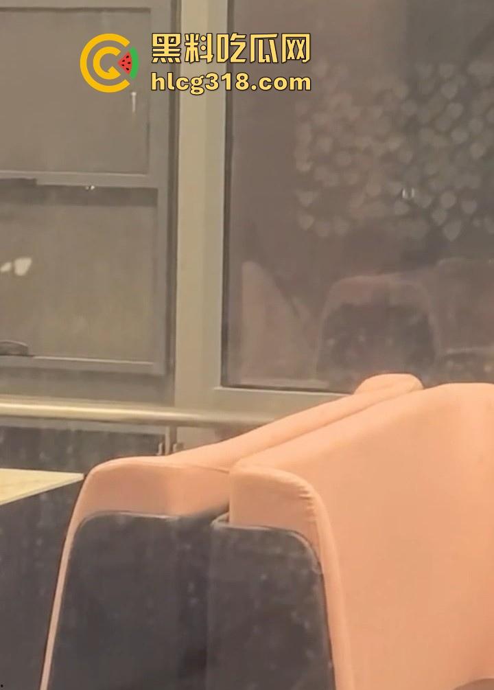 武汉生物工程学院社团师姐【林鹤敏】跟学长男友性爱爆发在二楼食堂直接开炮,被学弟偷拍曝光!-7