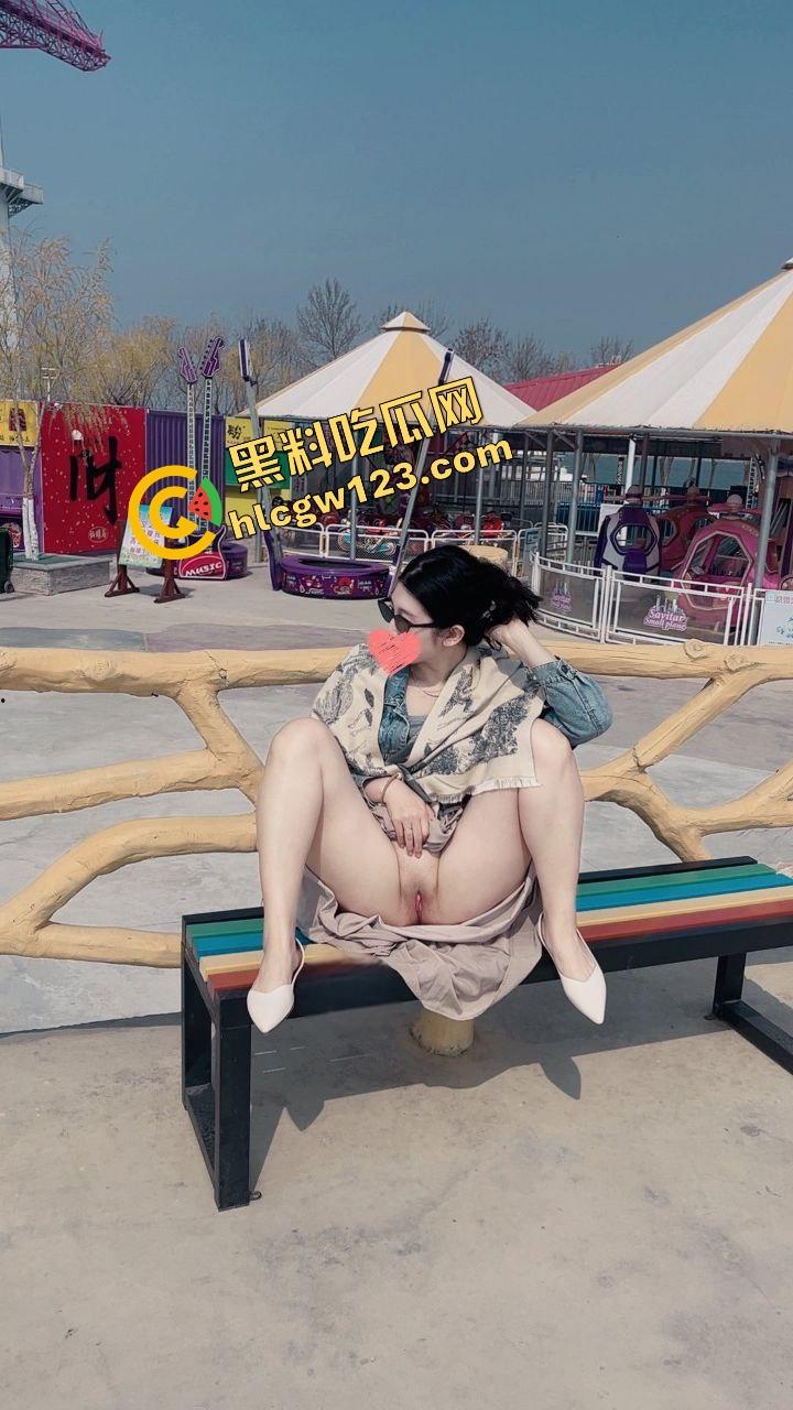 极品人妻被金主包养拍不雅露出片,公园掰穴超市自慰厕所舔脚,潮喷暴操这下老公还能装看不见?-5