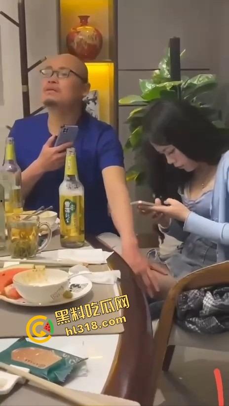 饭局咸猪手大哥一边吃一边抠逼，妹子敬酒嘴上炫啤酒，下面还被摸得湿成一片！-13