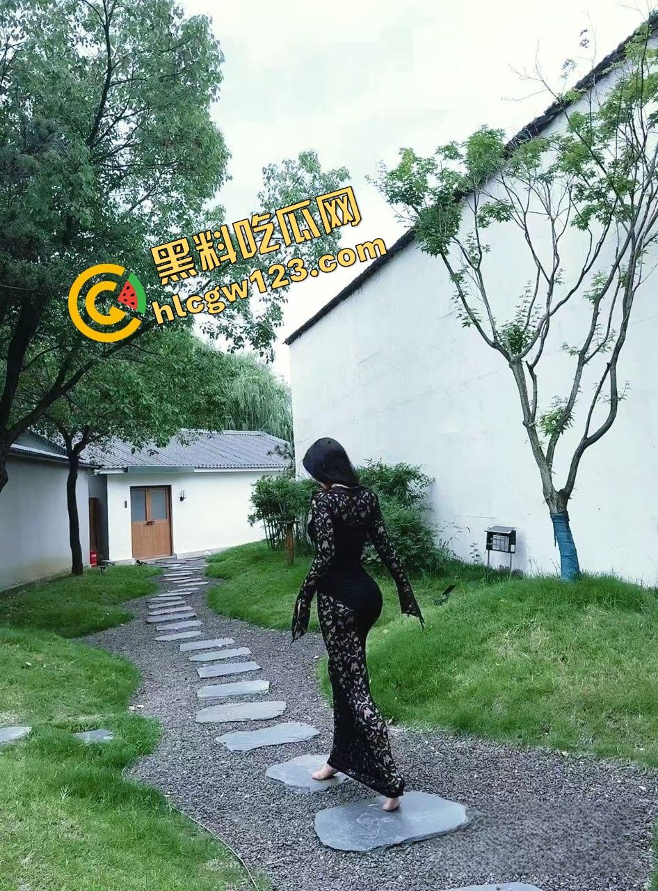 骚逼设门槛带套才让艹？瓜友小处男太惨了，女人翘着逼挑逗半天，不戴别想进，逼是有门禁的！-4