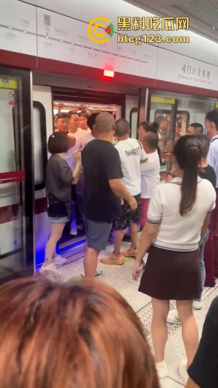 城市打拳挑战赛武汉烟花秀哪有打架好看！“一场烟花秀展现出中国人的百态”-6