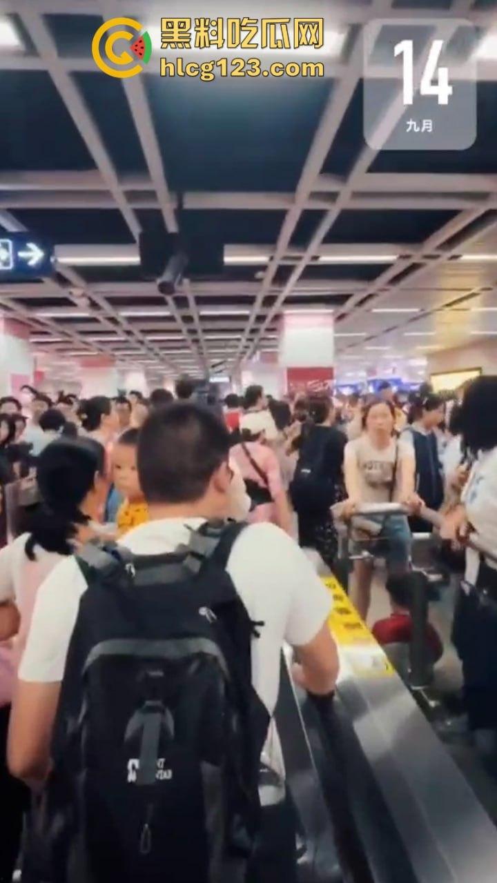 城市打拳挑战赛武汉烟花秀哪有打架好看！“一场烟花秀展现出中国人的百态”-9