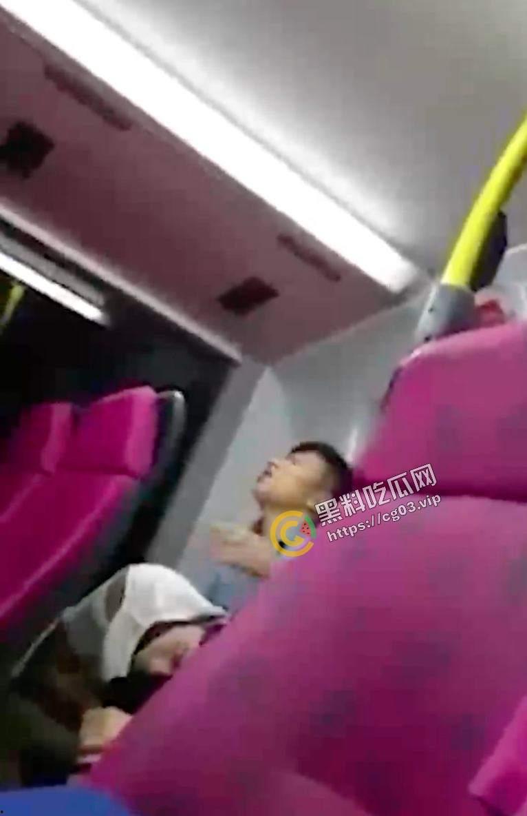 情侣高铁上面直接开扣 扣完还不忘记闻一下  滂臭！-1