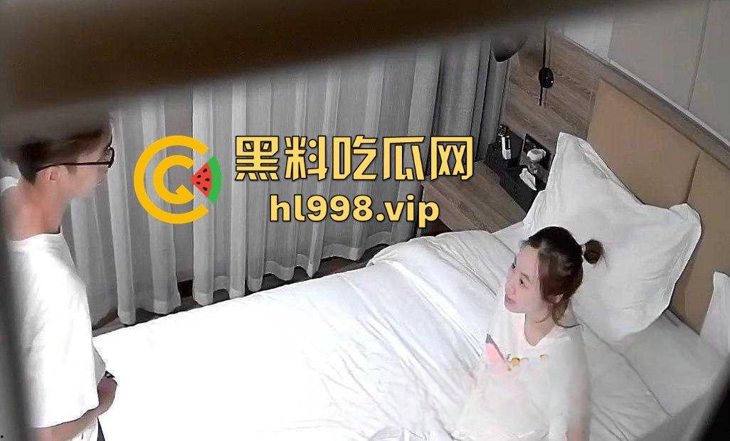 酒店偷拍极品学生情侣！背着书包来开房，射完还舔精白嫩嫩的妹子舔精到停不下来，酒店偷拍中的顶级爆款！-1