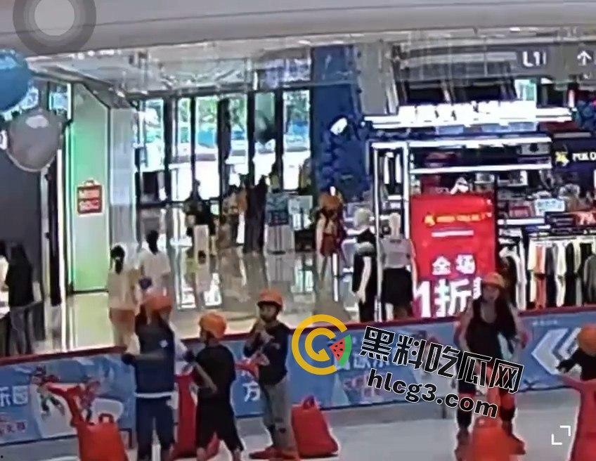 肇庆四会市攀岩小孩掉下来的惊悚瞬间，家长们心碎不已！-2