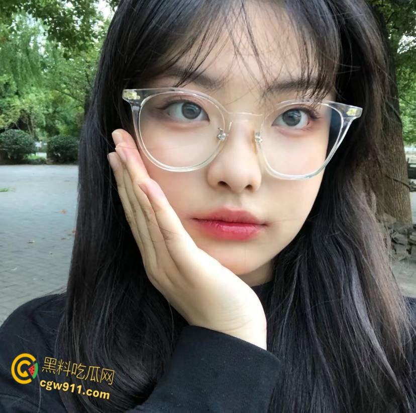 南京医科大学生妹【朱静莲】，异地视频裸舞自慰，被学长调教玩弄，跪地口交舔蛋，眼镜妹在床上是真骚 ！-1