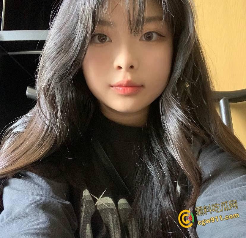 南京医科大学生妹【朱静莲】，异地视频裸舞自慰，被学长调教玩弄，跪地口交舔蛋，眼镜妹在床上是真骚 ！-2