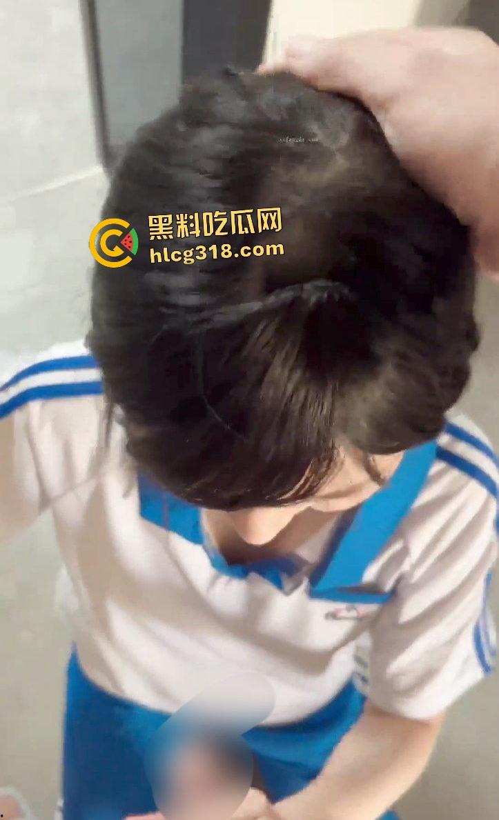 学妹【晚晚】学生妹装嫩舔鸡巴到爆，床上被操就算了，在马桶上拉屎也要口鸡巴，戴眼罩口爆才刺激！-1