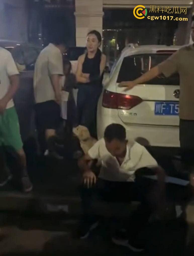 大快人心！眉山市变态每天给小妹妹转二十块钱，时机成熟约小妹妹到线下，被女孩爸爸发现后围堵爆揍！-4