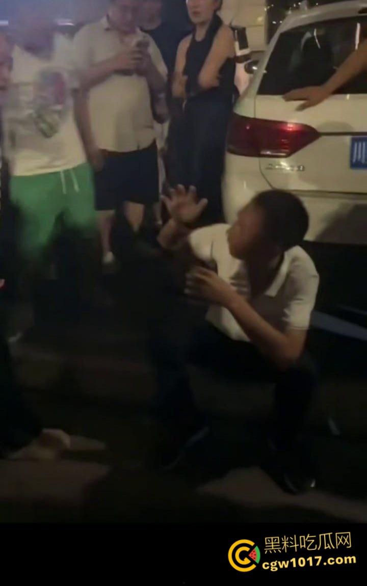 大快人心！眉山市变态每天给小妹妹转二十块钱，时机成熟约小妹妹到线下，被女孩爸爸发现后围堵爆揍！-5