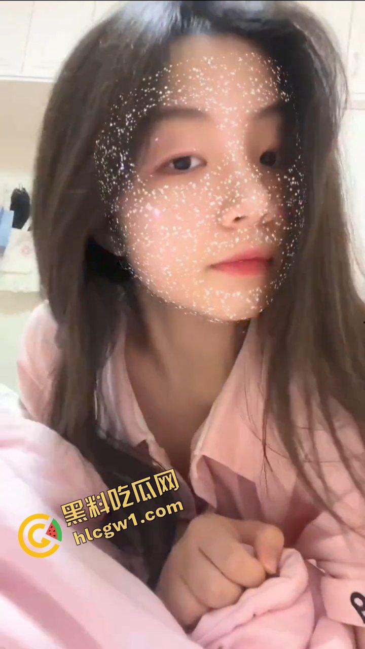 鹤壁职业技术学院反差女学生『程江苹』搁家发骚露奶自慰自拍 被闺蜜泄密而出！独家曝光！-4