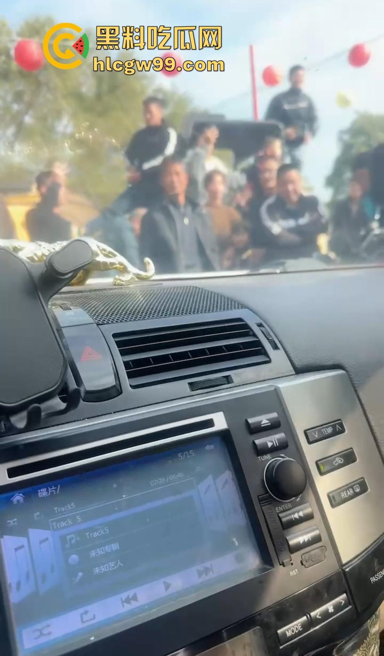 潮汕男子飙车狂言车300万撞死人保险赔，结果被英歌队打到脑震荡，现在出院嚷嚷黑势力又被围了！-17