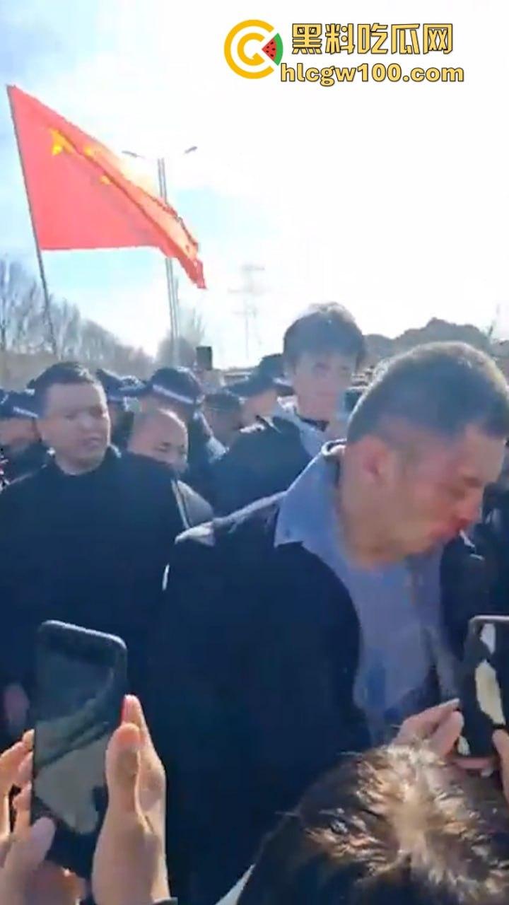 蒲城职高男生坠楼事件矛盾激化  现场禁传视频流出！上万家长围堵副校长愤怒挥拳 武警吓得把高压水枪都拿出来了-3