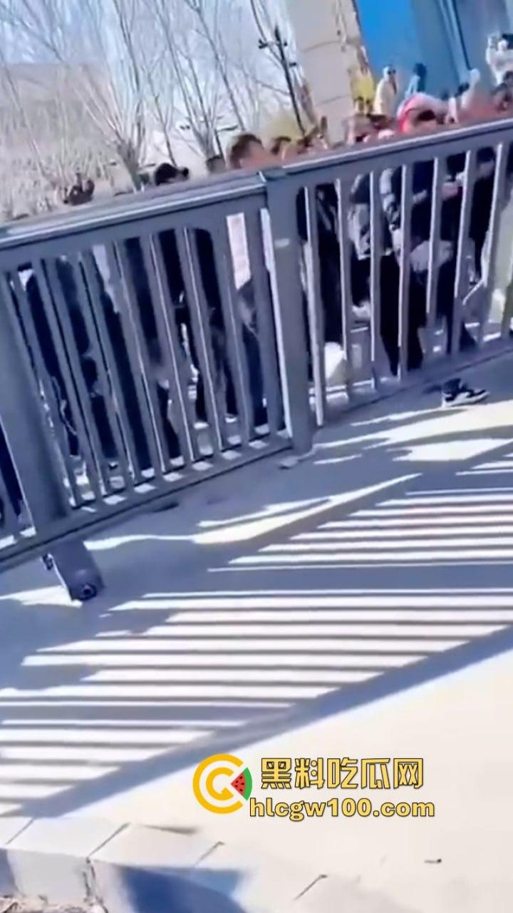 蒲城职高男生坠楼事件矛盾激化  现场禁传视频流出！上万家长围堵副校长愤怒挥拳 武警吓得把高压水枪都拿出来了-11