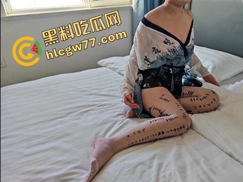 海角 善良的小嫂子 新作 开着门爆操如狼似虎的嫂子 内射后再把丝袜塞入骚穴内!-7