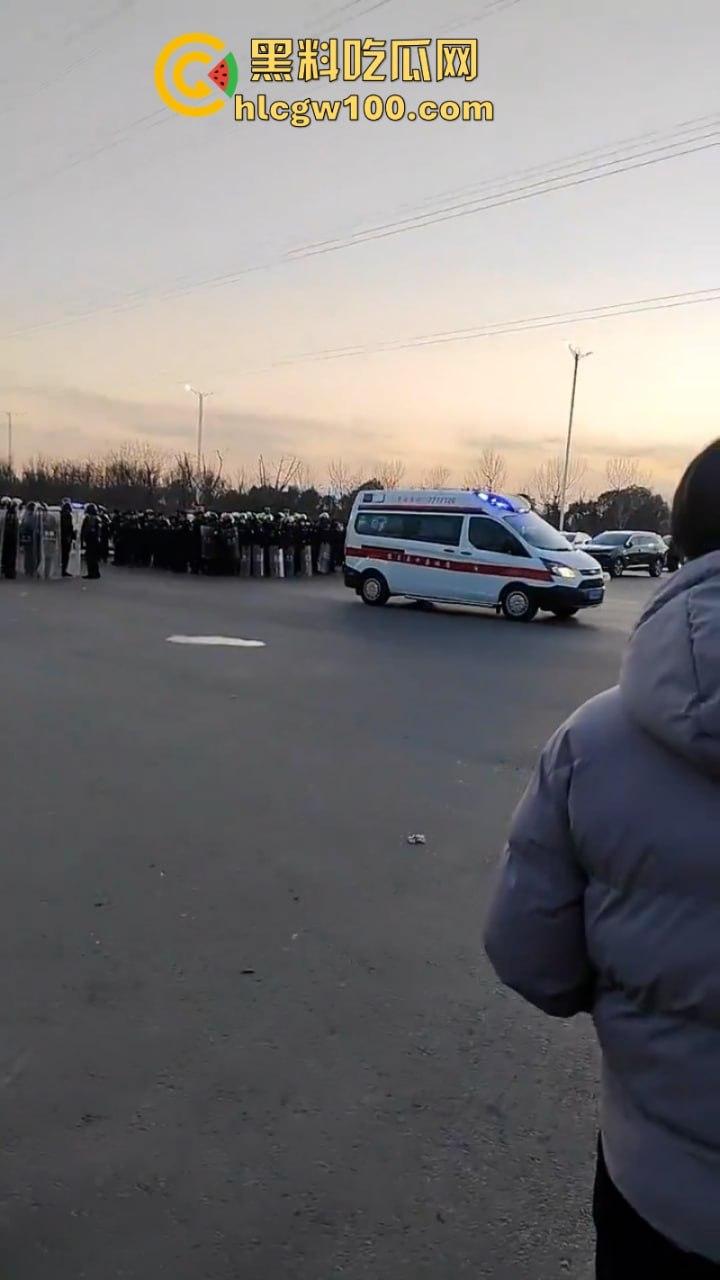 蒲城职高男生坠楼事件矛盾激化  现场禁传视频流出！上万家长围堵副校长愤怒挥拳 武警吓得把高压水枪都拿出来了-13