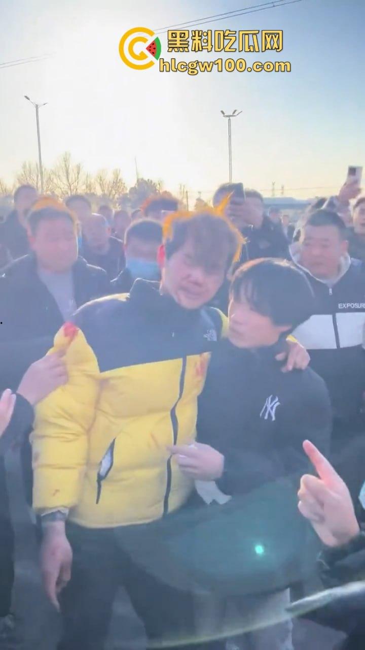 蒲城职高男生坠楼事件矛盾激化  现场禁传视频流出！上万家长围堵副校长愤怒挥拳 武警吓得把高压水枪都拿出来了-17