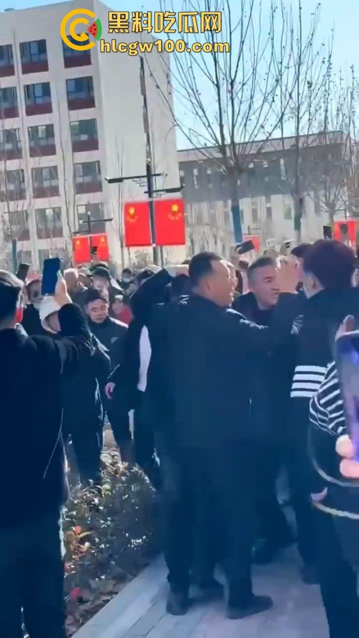 蒲城职高男生坠楼事件矛盾激化  现场禁传视频流出！上万家长围堵副校长愤怒挥拳 武警吓得把高压水枪都拿出来了-18