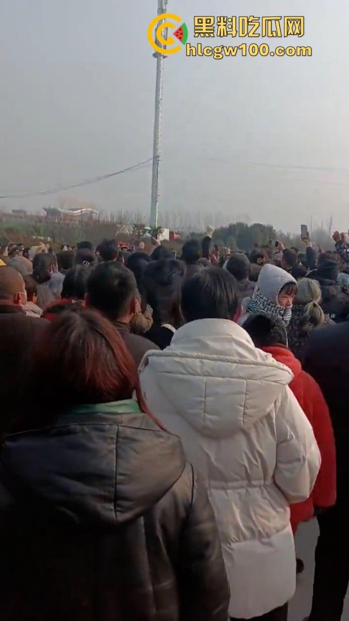 蒲城职高男生坠楼事件矛盾激化  现场禁传视频流出！上万家长围堵副校长愤怒挥拳 武警吓得把高压水枪都拿出来了-22