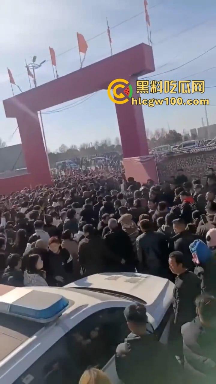 蒲城职高男生坠楼事件矛盾激化  现场禁传视频流出！上万家长围堵副校长愤怒挥拳 武警吓得把高压水枪都拿出来了-23