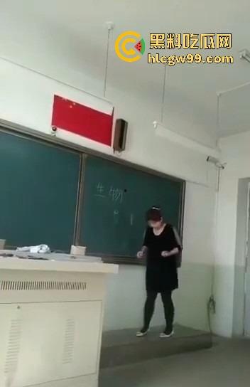 七年级生物课现场社死，老师一本正经讲解鸡巴与阴道的互插关系， 还让全班大声朗读鸡巴，课堂笑死个人！-11