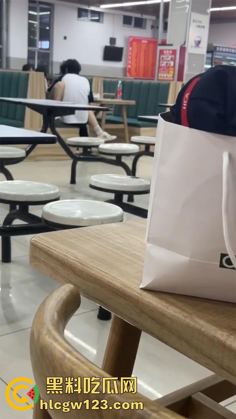 山西应用科技学院，学生妹趁男友回家，和男友室友食堂激情运动，玩的真大胆啊，真是骚没边了！-4