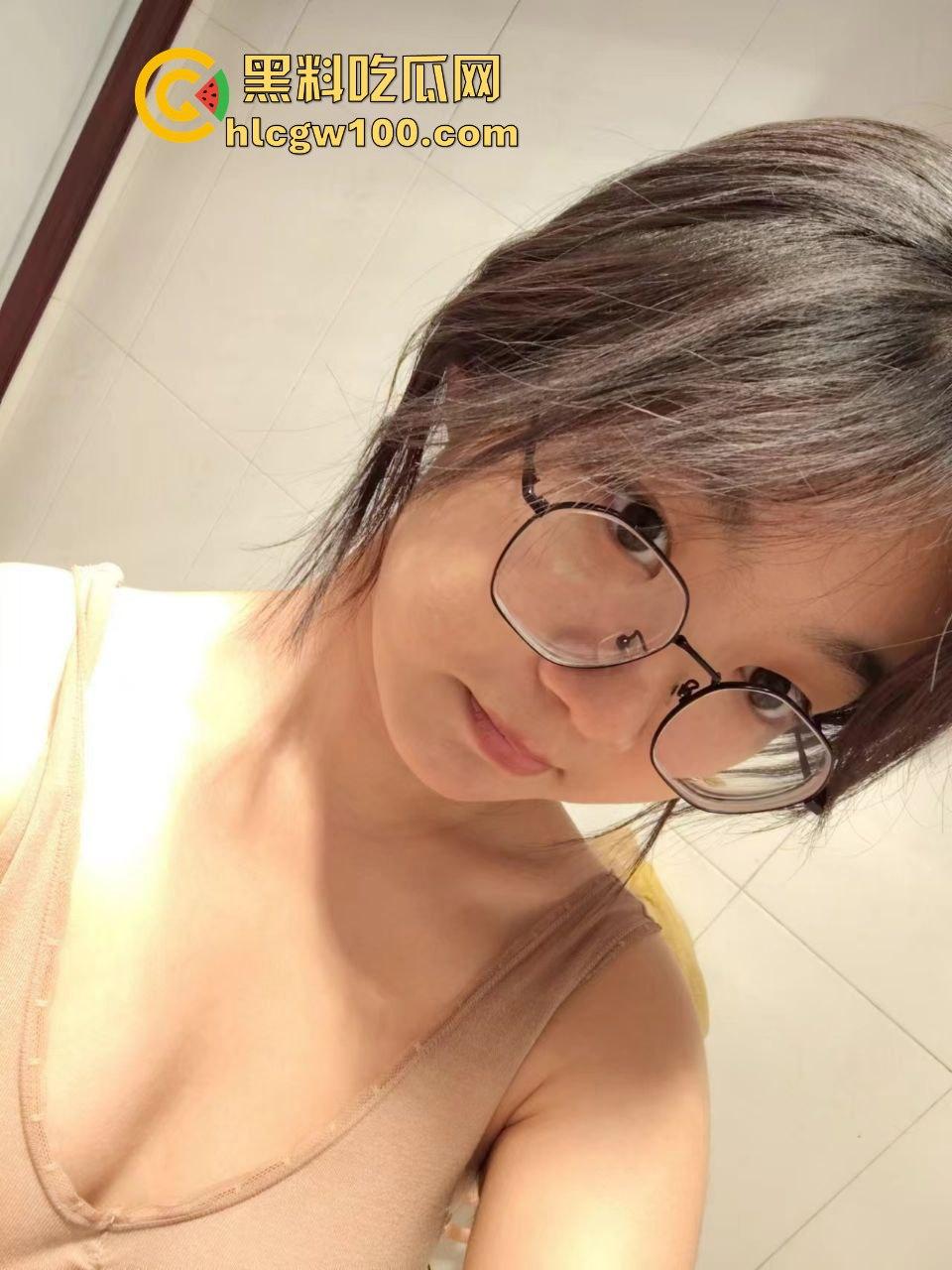 广西大学大一学生嫩妹【郭飒】不雅视频流出被曝光，对镜自拍展示娇嫩玉胸体完美呈现。-7