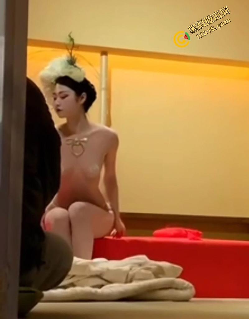 富商品鉴日本特色人体寿司偷拍视频流出，艺妓美女优雅褪下和服，露出白嫩肉体，秀色可餐！-2