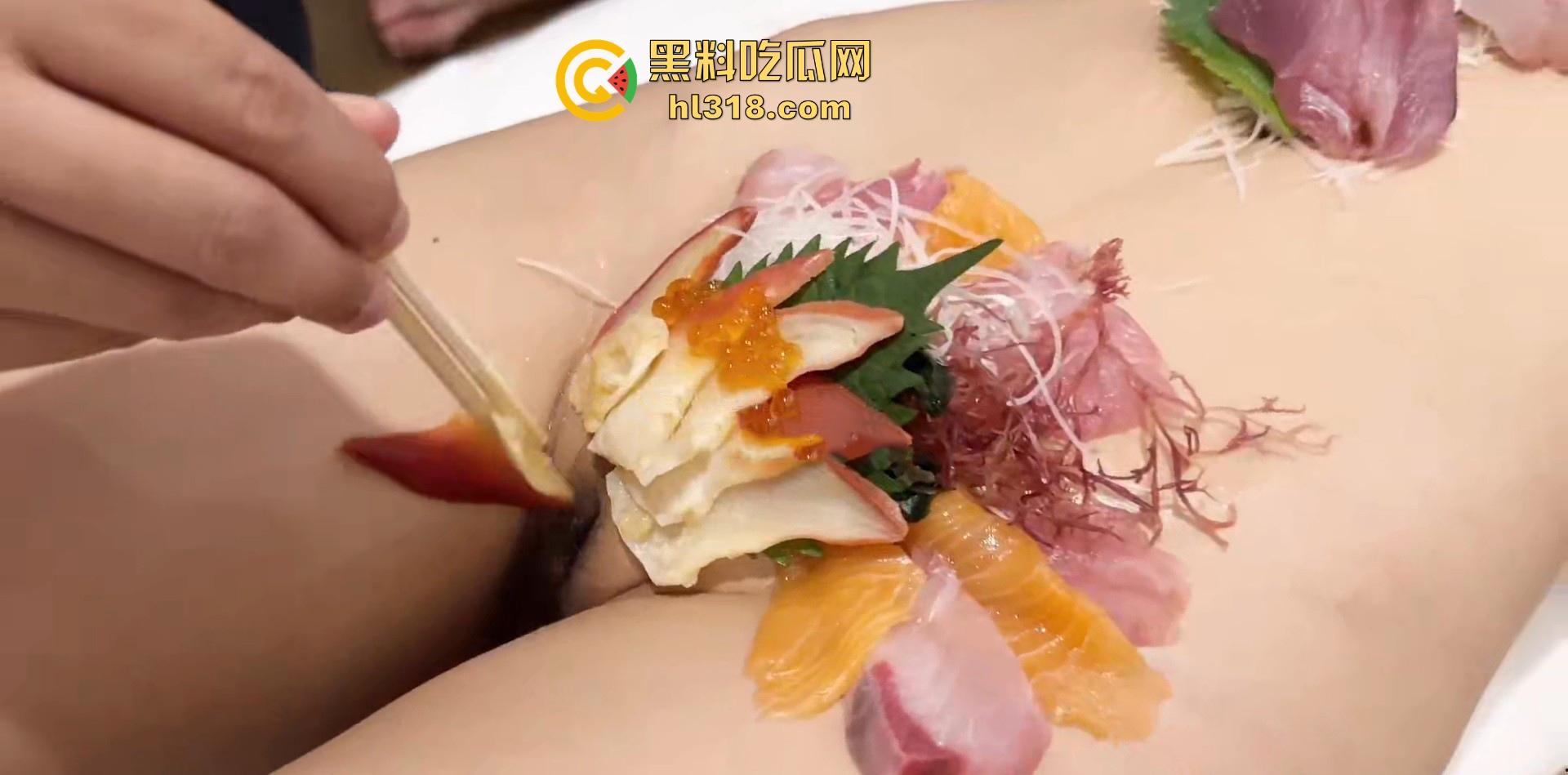 富商品鉴日本特色人体寿司偷拍视频流出，艺妓美女优雅褪下和服，露出白嫩肉体，秀色可餐！-8