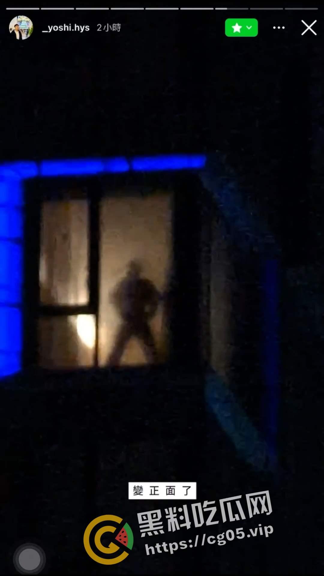 台湾高雄中央公园圣诞生活节 大批民众挤在人行道看酒店活春宫 落地窗前男女多次变换体位 群众高呼加油-4