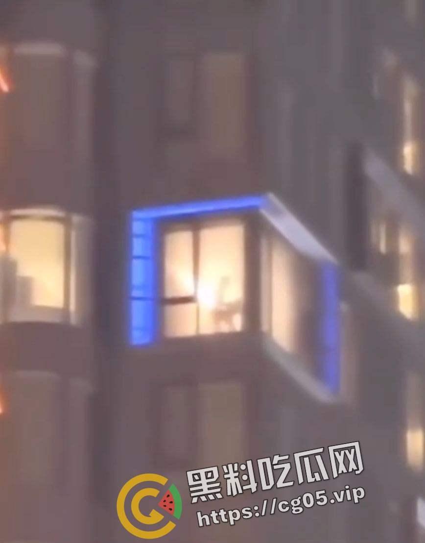 台湾高雄中央公园圣诞生活节 大批民众挤在人行道看酒店活春宫 落地窗前男女多次变换体位 群众高呼加油-6