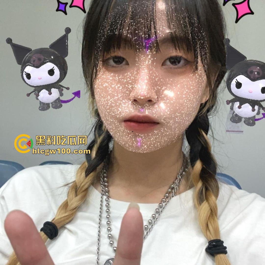 湖南大学大一学妹【李静妍】揉胸自慰挑逗文爱，清纯只是摆设 遭渣男前男友曝光不雅视频。-3