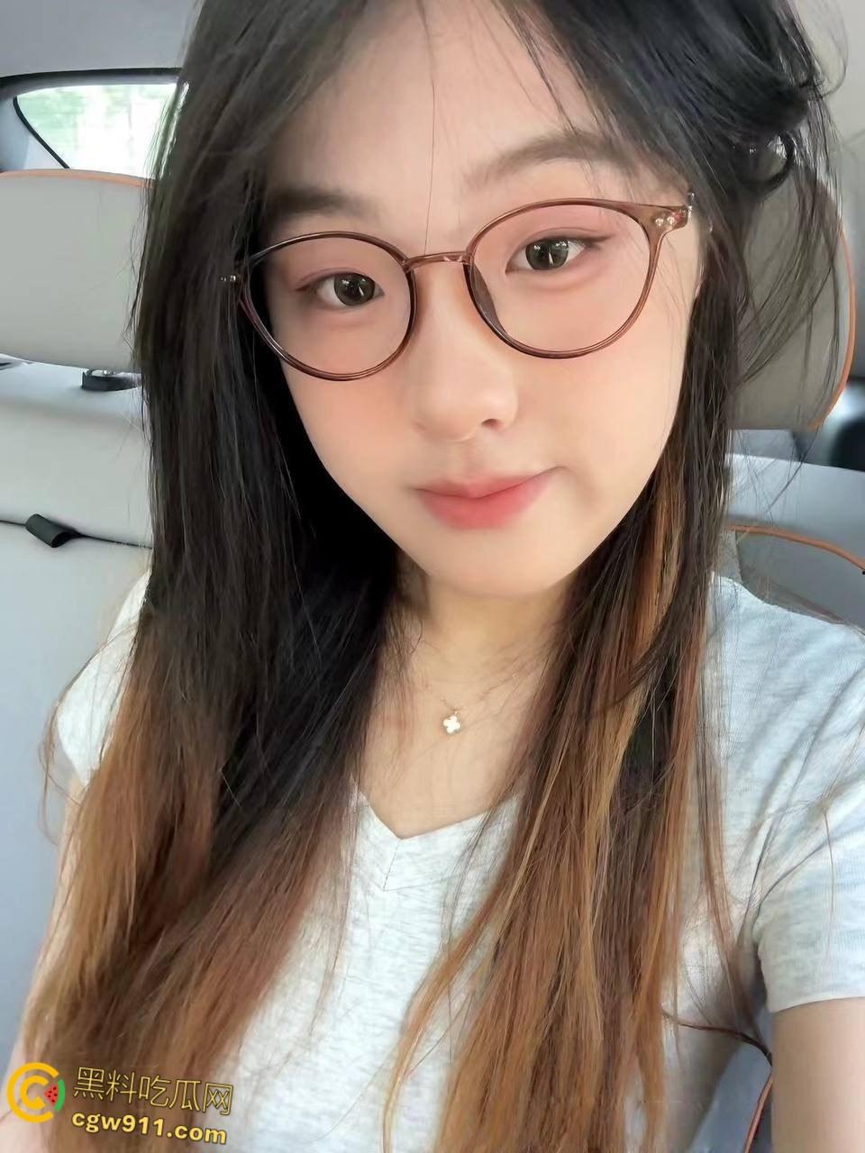 浙江中医药大学微胖眼镜妹【陈思思】，刚进酒店主动脱衣化身小母狗，酷爱口交沉迷榨精，眼神拉丝表情无比淫荡 ！-1