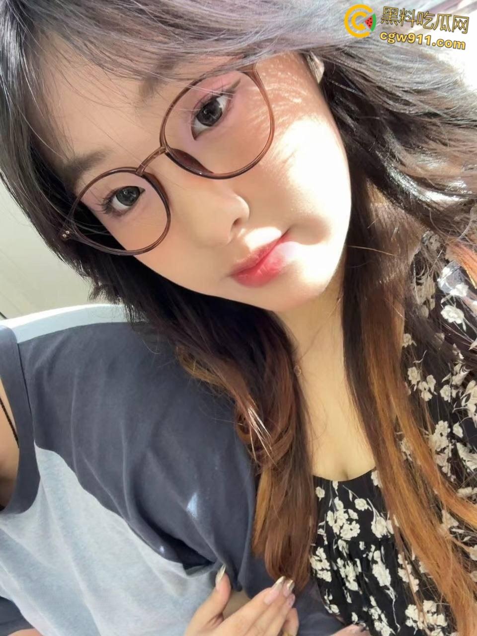 浙江中医药大学微胖眼镜妹【陈思思】，刚进酒店主动脱衣化身小母狗，酷爱口交沉迷榨精，眼神拉丝表情无比淫荡 ！-2