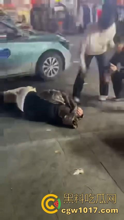 训洋狗还得是东北人！老外夜市耍流氓被东北大汉暴揍，从车里拽出来，拳打脚踢轮番上场，看得人是真解气！-5