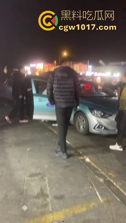 训洋狗还得是东北人！老外夜市耍流氓被东北大汉暴揍，从车里拽出来，拳打脚踢轮番上场，看得人是真解气！-7