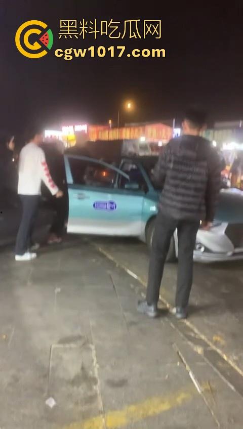 训洋狗还得是东北人！老外夜市耍流氓被东北大汉暴揍，从车里拽出来，拳打脚踢轮番上场，看得人是真解气！-8