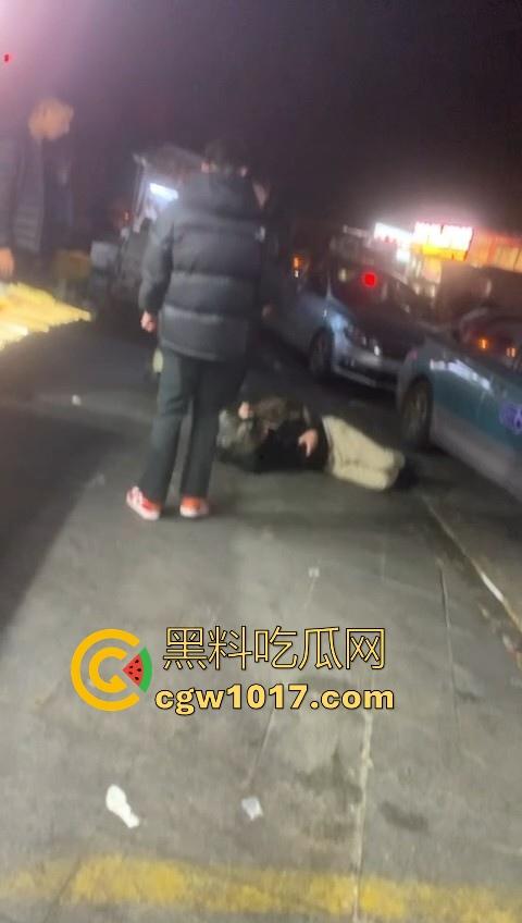 训洋狗还得是东北人！老外夜市耍流氓被东北大汉暴揍，从车里拽出来，拳打脚踢轮番上场，看得人是真解气！-9