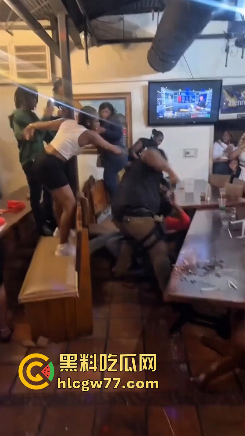 国外男子暴打女权，女权团体聚餐闹事，竟将其妻子拉入其中洗脑，大哥单枪匹马大战100女拳！-5